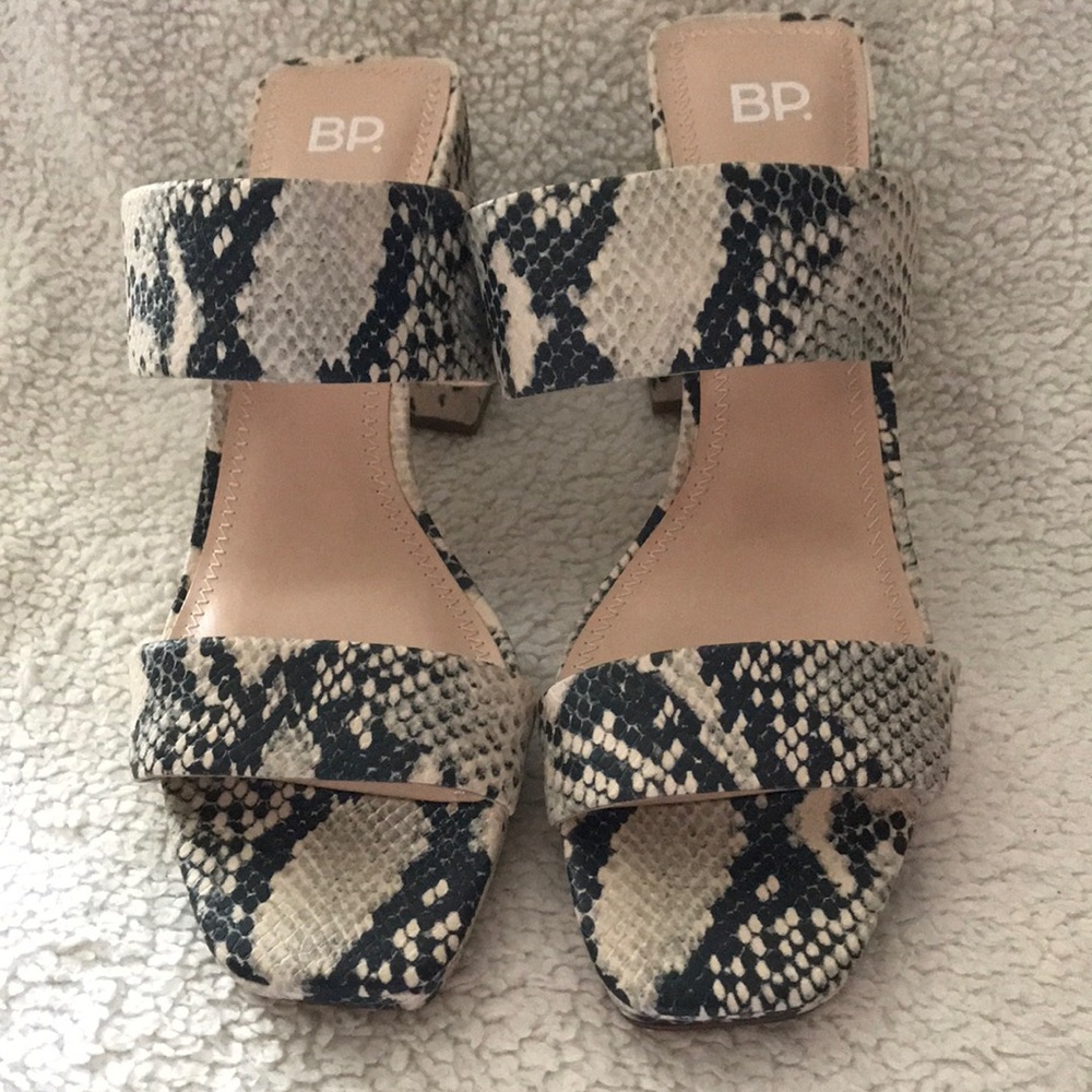 Ladies Faux Snake Skin print pleather, these shoes I never wore these gems 👡